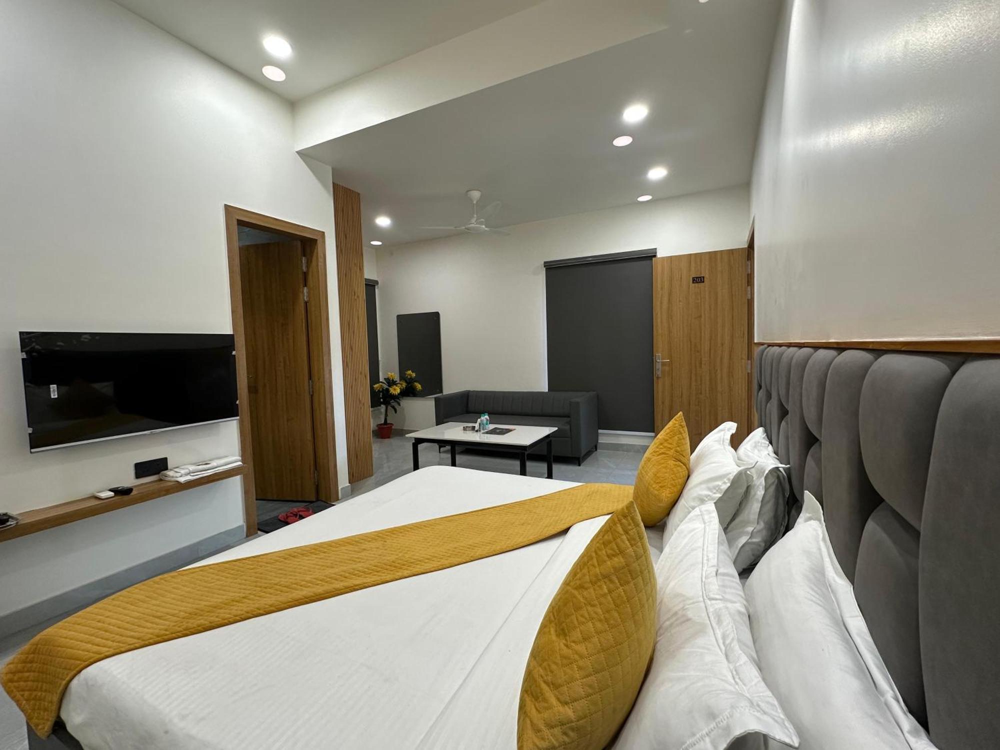 Hotel Sky Way Inn Hisār エクステリア 写真